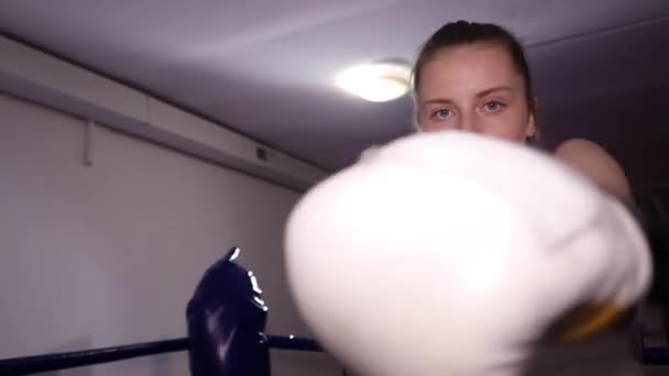 Chica agresiva entrena golpes de boxeo. Habilidades de autodefensa de las mujeres — Vídeos de Stock