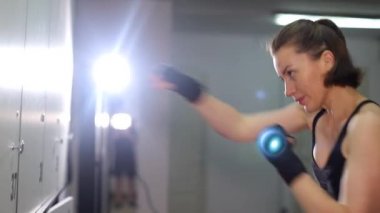 Boksör kız, maçtan önce bandaj sarar. Kadın boksu.