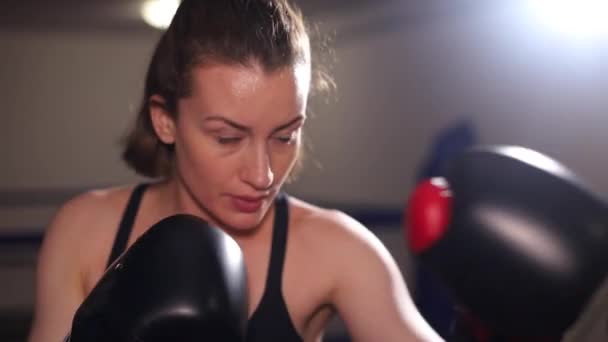 권투 선수가 주먹을 휘두른다. 여자들의 권투. 공격적 인 갈색 머리 싸움 — 비디오