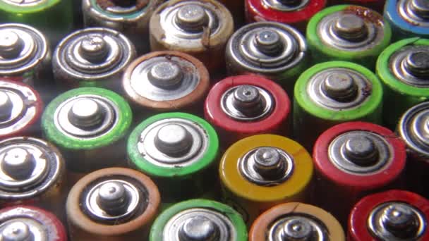 Baterías usadas, residuos, alto riesgo para el medio ambiente. Fondo con baterías — Vídeo de stock