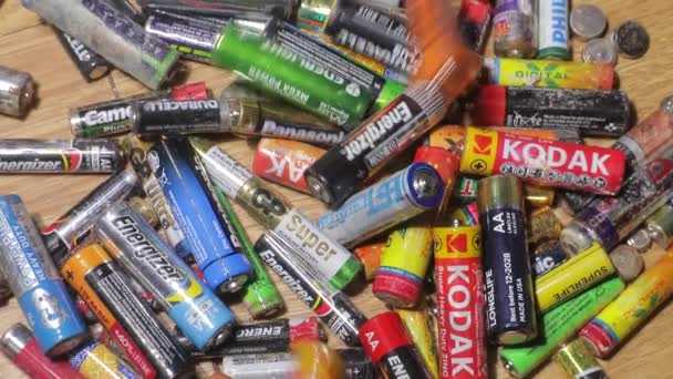 Ternopil, UCRÂNIA, 10 de agosto de 2020: Baterias usadas, resíduos — Vídeo de Stock
