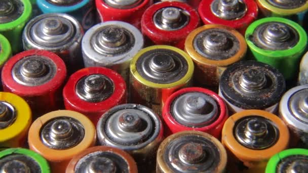 Fondo con baterías recargables, contaminación ambiental — Vídeo de stock