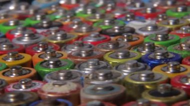 Kullanılmış AA bataryaların yakın çekimi. Parmak pilleri..
