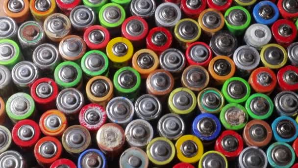 Nahaufnahme von gebrauchten AA-Batterien. Fingerakkus. — Stockvideo