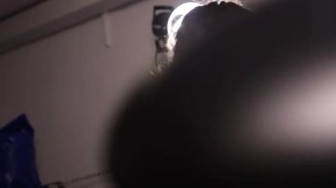 Kız boksör torbayı yener, spor salonunda antrenman yapar..