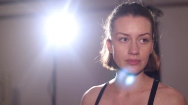 Güçlü kız boksör spor salonunda antrenman yapıyor. Saldırgan kadın..