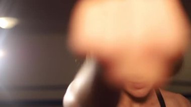 Güçlü kız boksör spor salonunda antrenman yapıyor. Saldırgan kadın..