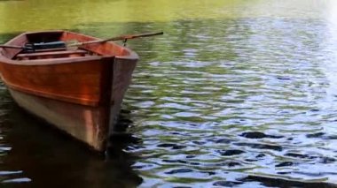 Gölde yalnız küçük bir balıkçı teknesi var.