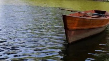 Gölde küçük bir balıkçı teknesi var.