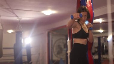 Spor salonunda güçlü kız boksör antrenmanları..