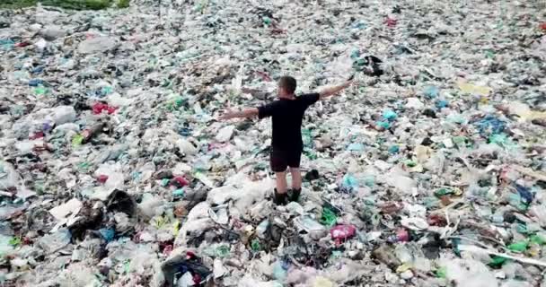 Uomo Una Discarica Sacco Spazzatura Disastro Ambientale — Video Stock