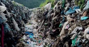 Dağlarda plastik, dağ çöplüğü, büyük çöp yığını, bozulmuş çöp. Koku ve toksik kalıntı yığını. Bu çöpler kentsel alanlardan, sanayi bölgelerinden geliyor. Tüketici toplumu Devasa