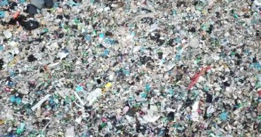 Dağlarda plastik, dağ çöplüğü, büyük çöp yığını, bozulmuş çöp. Koku ve toksik kalıntı yığını. Bu çöpler kentsel alanlardan, sanayi bölgelerinden geliyor. Tüketici toplumu Devasa