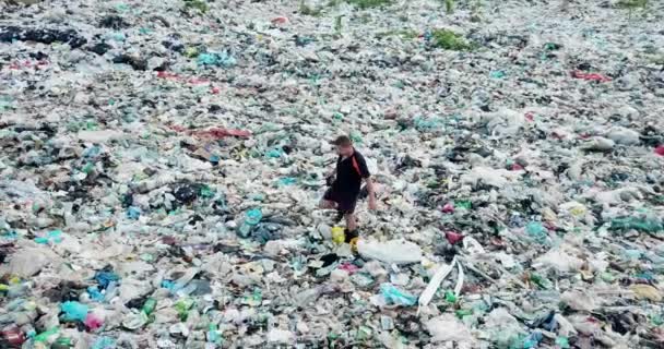 Muž Skládce Spousta Odpadků Ekologická Katastrofa — Stock video