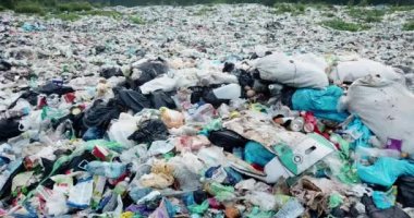 Ukrayna Karpatlar 'daki temiz dağ nehirlerinin ev atıklarının kirlenmesi insanlar için büyük bir sorundur. Özel işçiler çöpleri topluyor, Dünya gezegenini kurtarmanın sembolü olarak, tam teşekküllü.