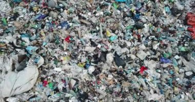 Ukrayna Karpatlar 'daki temiz dağ nehirlerinin ev atıklarının kirlenmesi insanlar için büyük bir sorundur. Özel işçiler çöpleri topluyor, Dünya gezegenini kurtarmanın sembolü olarak, tam teşekküllü.