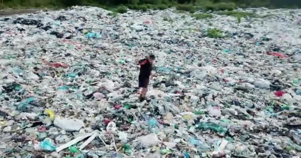 垃圾填埋场里的人 大量的垃圾 环境灾难 — 图库视频影像