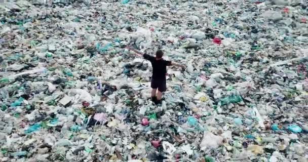 Ekologisk Katastrof Apokalyps Eller Armageddon Koncept Man Står Bland Soporna — Stockvideo