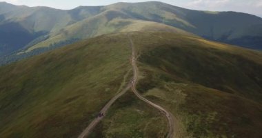 Dağlarda hava uçuşları. Alp manzarası, Karpatlar, Ukrayna İHA ile