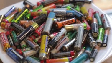 Ternopil, UKRAINE, 10 Ağustos 2020: pillerin toplanması ve geri dönüşümü, çevre için yüksek risk. Makro çekim.