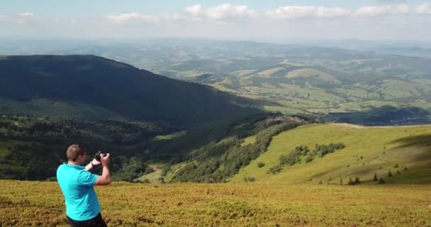 Отдых Горах Украинских Карпат Наслаждаясь Пейзажем Гор Видом Воздуха — стоковое видео