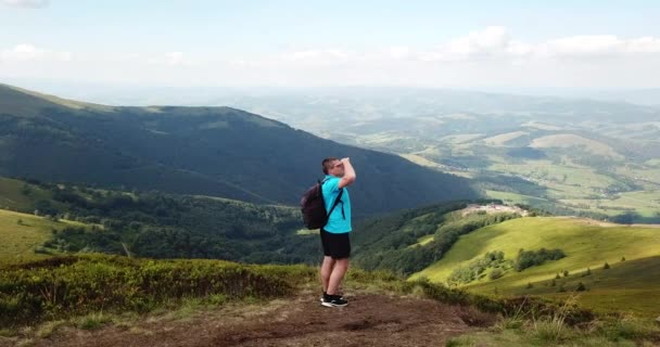 Отдых Горах Украинских Карпат Наслаждаясь Пейзажем Гор Видом Воздуха — стоковое видео