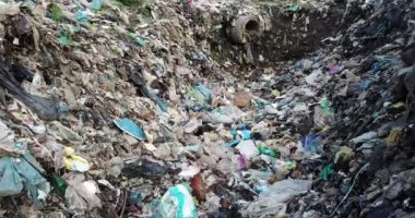 Kirlenmiş nehirlerdeki plastik atıklar. Ukrayna Karpatları 'ndaki çöp sorunu.