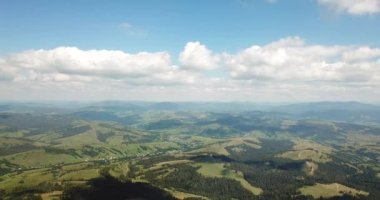 Ukrayna Karpatlarının güzel dağları, Gemba Dağı 'nın havadan görünüşü.