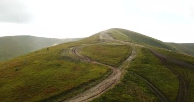 Dağlarda hava uçuşları. Alp manzarası, Karpatlar, Ukrayna İHA ile