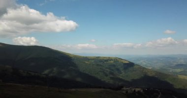 Ukrayna Karpatlarının güzel dağları, hava manzarası 