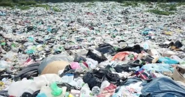 Kirlenmiş nehirlerdeki plastik atıklar. Ukrayna Karpatları 'ndaki çöp sorunu.