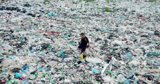 Чоловік Звалищі Фотографує Його Висоти Концепція Забруднення Навколишнього Середовища Екологічна — стокове відео