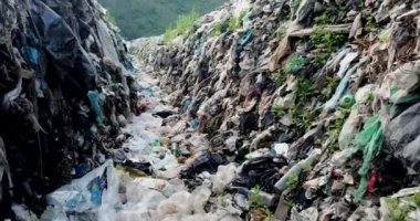 Su baskınından sonra kanallarda çöp. Plastik atıkla kirlenmiş nehirler. Çöp sorunu.