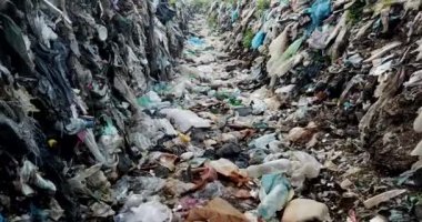 Plastik atıklarla kirlenmiş okyanus plajları, çöp platformu. Çevre kirliliği ve çevresel felaket kavramı. Çöp dağları, doğa için ekolojik felaket.