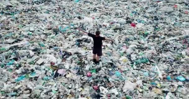 Man Een Stortplaats Vuilnis Het Strand Milieuvervuiling Milieuprobleem — Stockvideo