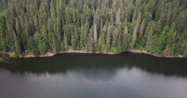 Bir dağ gölünde yükseklik gibi.