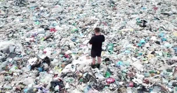 一个男人在垃圾填埋场 环境污染和环境灾难的概念 垃圾山 大自然的生态灾难 — 图库视频影像