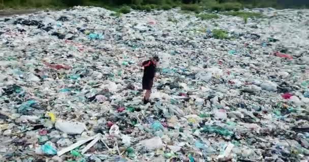 Чоловік Звалищі Фотографує Його Висоти Концепція Забруднення Навколишнього Середовища Екологічна — стокове відео