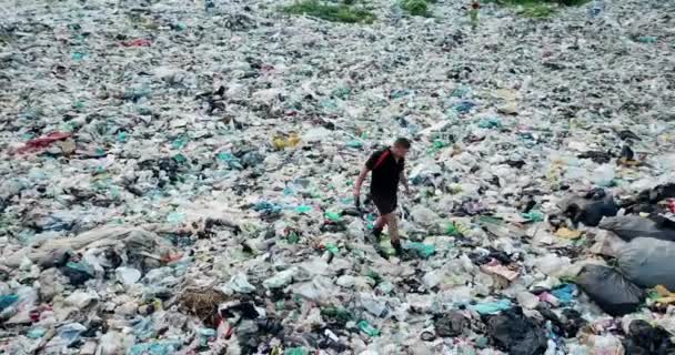 一个在垃圾填埋场的男人从高处给他拍照 环境污染和环境灾难的概念 — 图库视频影像