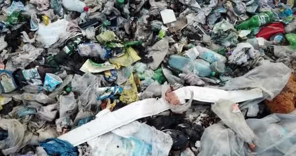 Пластик Горах Горный Мусор Большая Куча Мусора Испорченный Мусор Куча — стоковое видео
