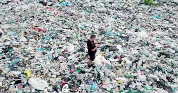 Чоловік Звалищі Концепція Забруднення Навколишнього Середовища Екологічна Катастрофа Гори Сміття — стокове відео