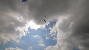 Hava Aracı Gökyüzü Atışı, Asılan Planör ve Uçağı Gökyüzünde