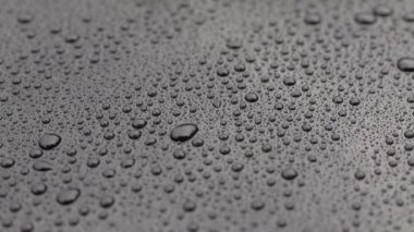 Camdaki yağmur damlaları