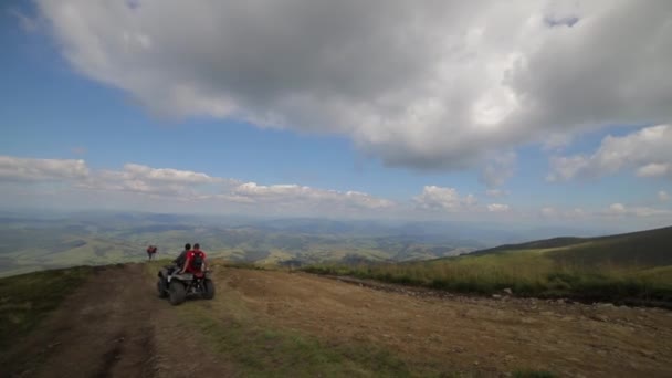 Seite Seite Geht Atv Einen Hügel Einem Trockenen Gebirge Hinunter — Stockvideo