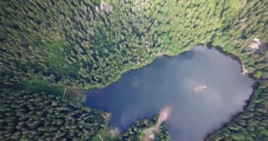 Bir dağ gölünde yükseklik gibi.