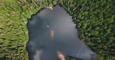 Bir dağ gölünde yükseklik gibi.