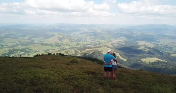 Coppia Innamorata Che Riposa Sulle Montagne Dei Carpazi Ucraini Godendo — Video Stock