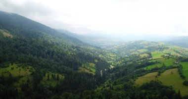 Ukrayna Karpatlarının Dağları. Beyaz bulutlu dağlar.