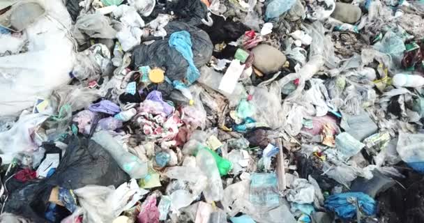 Dağlarda Plastik Dağ Çöplüğü Büyük Çöp Yığını Bozulmuş Çöp Koku — Stok video