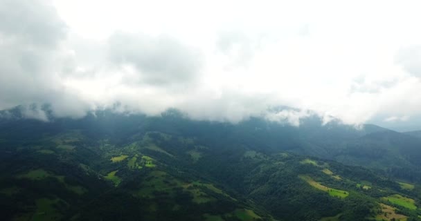 Drone Aéreo Disparou Nas Montanhas Dos Cárpatos Ucranianos Montanhas Com — Vídeo de Stock